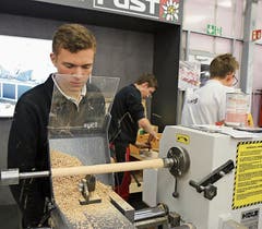 Gewerbe macht Spass: OK-Präsident Heinz Felix, Regierungsrat Marc Mächler, Marketingchefin Brigitte Baur, Gewerbevereinspräsident Urs Rutishauser und Zuzwils Gemeindepräsident Roland Hardegger (von links nach rechts) setzten sich an der Ausstellung zur Belustigung der Anwesenden kurzerhand in eine Badewanne. Bilder: Hans Suter