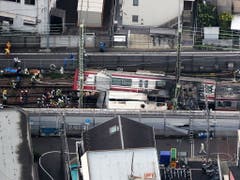 Weil ein Lastwagen auf einem Bahnübergang nahe Tokio liegen blieb, prallte ein Zug mit rund 100 Stundenkilometern in den Wagen - 35 Menschen wurden verletzt, einer davon lebensgefährlich. (Bild: KEYSTONE/EPA JIJI PRESS)