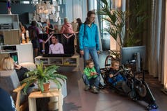 Das Besucherzentrum Paraforum beim Schweizer Paraplegikerzentrum Nottwil gibt einen Einblick in den Alltag von Menschen im Rollstuhl. Die Besucher können sich in der fiktiven WG bewegen und sich auch selbst in einen Rollstuhl setzen. (Bild: Boris Bürgisser, 5. September 2019, Nottwil)