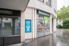 Das Trottoir vor der Union am Schibenertor. Im Erdgeschoss stand hier jahrelang der alte Migros leer. Am 3. Oktober soll hier mit der Eröffnung des Migrolino endlich wieder Leben einziehen. (Bild: Urs Bucher - 21. August 2019)