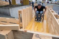 Der Rollstuhlparcours, Spiel ohne Grenzen vor dem GZI Gebäude, im Rollstuhl: Gregor Stäuble. (Bild: Boris Bürgisser, 5. September 2019, Nottwil)