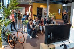 Das Besucherzentrum Paraforum beim Schweizer Paraplegikerzentrum Nottwil gibt einen Einblick in den Alltag von Menschen im Rollstuhl. Die Besucher können sich in der fiktiven WG bewegen und sich auch selbst in einen Rollstuhl setzen. (Bild: Boris Bürgisser, 5. September 2019, Nottwil)