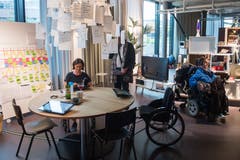 Das Besucherzentrum Paraforum beim Schweizer Paraplegikerzentrum Nottwil gibt einen Einblick in den Alltag von Menschen im Rollstuhl. Die Besucher können sich in der fiktiven WG bewegen und sich auch selbst in einen Rollstuhl setzen. (Bild: Boris Bürgisser, 5. September 2019, Nottwil)