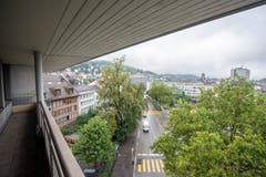 Auf der anderen Seite des Gebäudes: Blick den Oberen Graben hinauf und übers Grabenpärklein... (Bild: Urs Bucher - 21. August 2019)