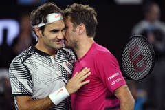 2017: Halbfinal Australian Open: Federer s. Wawrinka 7:5, 6:3, 1:6, 4:6, 6:3Was für ein Spiel! Bei Federers Mega-Comeback in Down Under liefern sich die beiden Schweizer einen weiteren epischen, diesmal dreistündigen, Kampf. Am Ende behält der «Maestro» die Oberhand und nimmt die verdienten Gratulationen Wawrinkas entgegen. Den darauffolgenden Final gewinnt er gegen Nadal, ebenfalls in fünf Sätzen. (Bild: Keystone)