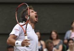 2014: Viertelfinal Wimbledon: Federer s. Wawrinka 3:6, 7:6 (7:5), 6:4, 6:4Etwas mehr als zweieinhalb Monate später sieht die Welt wieder anders aus. Stan Wawrinka unterliegt Roger Federer in der Runde der letzten Acht auf dem heiligen Rasen. Federer zieht zwar anschliessend auch in den Final ein, unterliegt dort aber Djokovic. (Bild: Keystone)