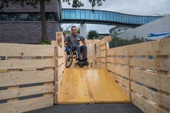 Der Rollstuhlparcours, Spiel ohne Grenzen vor dem GZI Gebäude, im Rollstuhl: Stephan Allemann. (Bild: Boris Bürgisser, 5. September 2019, Nottwil)