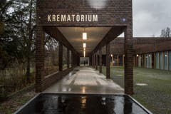 Der Eingang zum neuen Krematorium beim Friedhof Feldli in St.Gallen. (Bild: Benjamin Manser - 18. März 2017)