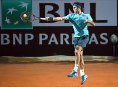 2015: Halbfinal Rom: Federer s. Wawrinka 6:4, 6:2Der Federer-Express ist in horrendem Eilzugstempo unterwegs. Nach mehreren knappen Matches in den Begegnungen zuvor macht Federer in der italienischen Hauptstadt kurzen Prozess. Die Partie dauert gerade einmal 55 Minuten. (Bild: Keystone)