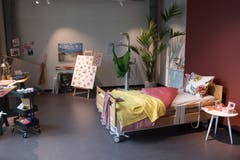 Das Besucherzentrum Paraforum beim Schweizer Paraplegikerzentrum Nottwil gibt einen Einblick in den Alltag von Menschen im Rollstuhl. Die Besucher können sich in der fiktiven WG bewegen und sich auch selbst in einen Rollstuhl setzen. (Bild: Boris Bürgisser, 5. September 2019, Nottwil)