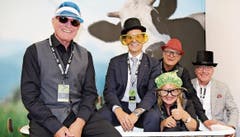 Gewerbe macht Spass: OK-Präsident Heinz Felix, Regierungsrat Marc Mächler, Marketingchefin Brigitte Baur, Gewerbevereinspräsident Urs Rutishauser und Zuzwils Gemeindepräsident Roland Hardegger (von links nach rechts) setzten sich an der Ausstellung zur Belustigung der Anwesenden kurzerhand in eine Badewanne. Bilder: Hans Suter
