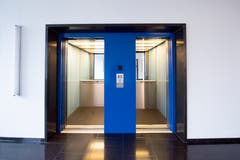 Das markante Farbkonzept im Haus geht auf eine Rundumerneuerung von 1995 zurück. Im Bild der Lift. (Bild: Urs Bucher - 21. August 2019)