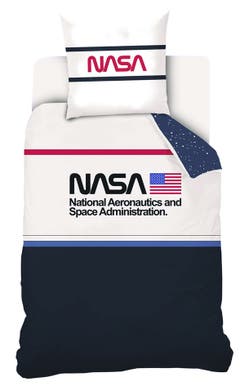 Vom Orbit träumen in der Bettwäsche mit dem passenden Schriftzug, gefunden bei Amazon.de. Bild: zvg