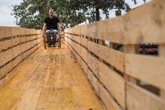 Der Rollstuhlparcours, Spiel ohne Grenzen vor dem GZI Gebäude, im Rollstuhl: Gregor Stäuble. (Bild: Boris Bürgisser, 5. September 2019, Nottwil)