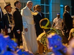 Mozambiks Katholiken begrüssen Papst Franziskus. Ein Drittel der Bevölkerung Mosambiks ist katholisch. (Foto: Antonio Silva/EPA) (Bild: KEYSTONE/EPA LUSA/ANTONIO SILVA)