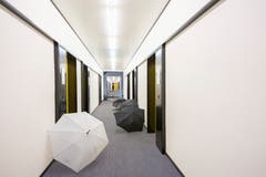 Kunst am Bau, die dem herrschenden Regenwetter geschuldet ist: In einem Korridor drapierte Regenschirme. (Bild: Urs Bucher - 21. August 2019)