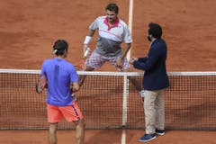 2015: Viertelfinal French Open: Wawrinka s. Federer 6:4, 6:3, 7:6 (7:4)Auf den Tag genau zwei Wochen nach der vernichtenden Niederlage von Rom ist Stan Wawrinka eindrücklich auferstanden. Auf dem Weg zu seinem zweiten Grand-Slam-Titel kann ihn auch Roger Federer nicht stoppen. Dabei fällt Wawrinka nicht nur durch sein beeindruckendes Spiel, sondern auch durch seine Kleidung auf. Seine «Badehose» hat mittlerweile Kultstatus und er trägt sie als Schlüsselanhänger an seiner Tasche. (Bild: Keystone)