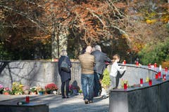 Besucherinnen und Besucher am Gemeinschaftsgrab im Friedhof Feldi. (Bild: Ralph Ribi - 1. November 2016)