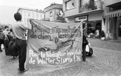 Bei einer Solidaritätskundgebung für den inhaftierten Stürm im August 1992 in Sion, Schweiz, wird auf Transparenten dessen Freilassung gefordert. (Bild: Keystone)