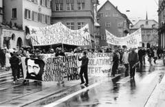 Gegen 500 Personen haben am 16. Mai 1987 in Zürich an einer Solidaritätskundgebung für den in der Strafanstalt Regensdorf inhaftierten Walter Stürm teilgenommen und die Abschaffung der Einzelhaft gefordert. (Bild: Keystone)