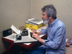 Walter Stürm tippt in seiner Zelle im Untersuchungsgefängnis in Brig, auf einer Schreibmaschine, aufgenommen am 27. März 1993. (Bild: KEYSTONE/RENE RITLER)