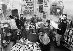 Die Besetzer des kantonalen SP-Sekretariats in Zürich vom 30 Mai 1987, maskieren sich für den Fotografen mit Walter Stürm Gesichtern. Das Bild wurde der Presse am Freitag von der «Aktion gegen Isolation drinnen und draussen» abgegeben. Walter Stürm befand sich zu diesem Zeitpunkt seit 11 Wochen im Hungerstreik. (Bild: Keystone)