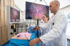 Eine Szene beim Kantonsspital Sursee. Hier können Besucher gleich selbst eine Operation durchführen. (Bild: Dominik Wunderli, Sursee, 6. September 2019)