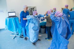 Die Schüler und Schülerinnen konnten sogar in Operationskleider schlüpfen. (Bild: Dominik Wunderli, Sursee, 6. September 2019)