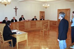 Walter Stürm steht im Februar 1995 vor dem jurassischen Kantonsgericht in Pruntrut, Schweiz. In erster Instanz wurde er hier zu drei Jahren Gefängnis verurteilt. (Bild: Keystone)