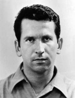 Walter Stürm, in einer Aufnahme vor 1980, veränderte mehrfach sein Erscheinungsbild, um sich der Justiz zu entziehen. Gegen Walter Stuerm, bekannt als «Ausbrecherkönig» wurde wegen Verdacht auf Raubüberfall und Geiselnahme ermittelt. (Bild: Keystone)