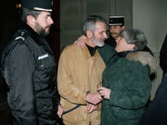 Walter Stürm stand am 20. Dezember 1995 vor dem Appellationsgericht in Colmar, Frankreich. Das Bild zeigt ihn umgeben von Sicherheitskräften mit seiner Schweizer Rechtsanwältin Barbara Hug. (Bild: KEYSTONE/MICHAEL KUPFERSCHMIDT)