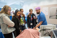 Diese Mädchen interessieren sich für den Beruf «Fachperson Operationstechnik» beim Standort der Luks in Sursee. (Bild: Dominik Wunderli, Sursee, 6. September 2019)