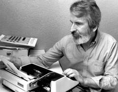 Walter Stürm sitzt lesend auf seiner Zellenpritsche im Untersuchungsgefängnis in Brig, aufgenommen am 27. März 1993. (Bild: Keystone)