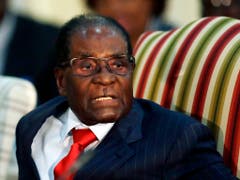 Vom Befreiungskämpfer zum Diktator: Robert Mugabe führte Simbabwe von 1987 als Präsident mit zunehmend harter Hand. 2017 wurde er gestürzt. (Bild: KEYSTONE/AP/THEMBA HADEBE)