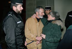 Walter Stürm steht am 20. Dezember 1995 vor dem Appellationsgericht in Colmar, Frankreich. Umgeben von Sicherheitskräften wird er von seiner Schweizer Rechtsanwältin Barbara Hug begrüsst. (Bild: Keystone)
