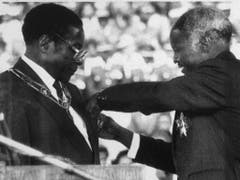 Am 31. Dezember 1987 wurde Robert Mugabe (l.) als Präsident von Simbabwe vereidigt. (Bild: KEYSTONE/AP/PETER WINTERBACH)
