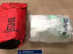 Verpackt in kleine Tüten wurden 469 Kilo Crystal Meth in einem Container mit Elektromotoren nach Neuseeland eingeführt - nach der Entdeckung durch den Zoll und mehreren Hausdurchsuchungen wurden zwei Kanadier und ein Neuseeländer festgenommen. (Bild: KEYSTONE/AP NZ CUSTOMS)