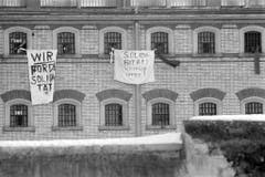 Während der Kundgebung für Walter Stürm vor dem Tor der Strafanstalt Regensdorf am 13. Dezember 1980 in Zürich zeigen Insassen ihrerseits mit vor den Fenstern beschrifteten Leintüchern ihre Solidarität mit den Demonstranten. (Bild: Keystone)