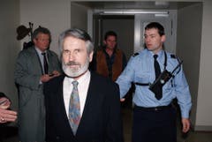 Walter Stürm steht im Februar 1995 vor dem jurassischen Kantonsgericht in Pruntrut, Schweiz. Das Sicherheitsdispositiv rund um den «Ausbrecherkönig» ist gross. (Bild: Keystone)