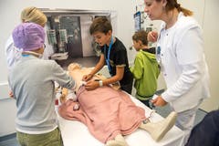 Jedermann kann sich an einem Simulator versuchen, mit Operationsinstrumenten hantieren und dabei seine Schritte über einen Monitor kontrollieren. (Bild: Dominik Wunderli, Sursee, 6. September 2019)