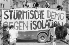 Gegen 500 Personen haben am 30. Mai 1987 in Zürich an einer Solidaritätskundgebung für den in der Strafanstalt Regensdorf inhaftierten Walter Stürm teilgenommen und die Abschaffung der Einzelhaft gefordert. (Bild: Keystone)