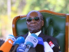 Der ehemalige Präsident von Simbabwe, Robert Mugabe, ist im Alter von 95 Jahren gestorben. (Bild: KEYSTONE/EPA/AARON UFUMELI)