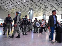 Hunderte Bereitschaftspolizisten patrouillierten am Samstag am Hongkonger Flughafen. (Bild: KEYSTONE/AP/VINCENT YU)