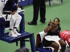 Erinnerungen an ein unschönes Ende: Im Final legte sich Serena Williams vor einem Jahr mit dem Stuhl-Schiedsrichter Carlos Ramos an und sorgte für einen Skandal (Bild: KEYSTONE/EPA/BRIAN HIRSCHFELD)