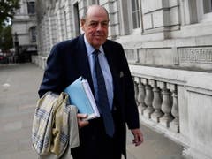 Nicholas Soames, der von Boris Johnson aus der Tory-Fraktion geworfene Enkel des legendären britischen Kriegspremiers Winston Churchill rechnete in einem Interview mit dem Regierungschef ab. (Bild: KEYSTONE/EPA/NEIL HALL)