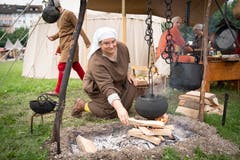 Kochen im Topf über offenem Feuer: Im Heerlager leben die Schausteller wie anno dazumal. (Bild: Ralph Ribi)