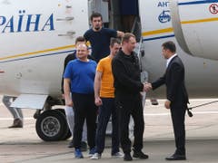 Der ukrainische Präsident Wolodymyr Selenskyj (r) nahm die ukrainischen Freigelassenen persönlich auf dem Rollfeld in Kiew in Empfang. (Bild: KEYSTONE/AP/EFREM LUKATSKY)