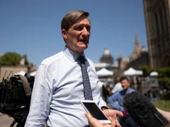 Der ehemalige Generalstaatsanwalt Dominic Grieve sagte der BBC, wenn sich Johnson nicht an das Gesetz halte, könne er vor Gericht verklagt werden. (Bild: KEYSTONE/EPA/WILL OLIVER)