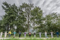 16'000 Frauen wollen rund um den Sempachersee eine Perlenkette bilden indem sie sich die Hände reichen. Auf dem Bild zu sehen ist eine von mehreren Gruppierungen beim Bahnhof Nottwil. Ganz um den See hat es schliesslich bei Weitem nicht gereicht. (Bild: Pius Amrein, Sempach, 7. September 2019)