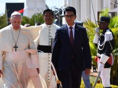 Papst Franziskus hat Madagaskars Präsidenten Andry Rajoelina (r) und auch Vertreter der Zivilgesellschaft getroffen. (Bild: KEYSTONE/EPA ANSA/LUCA ZENNARO)